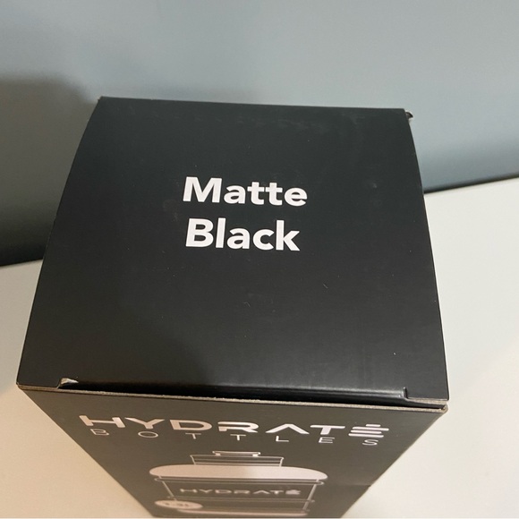 Hydrate Matte Black 1.3L Gym Water Bottle - Picture 3 of 6